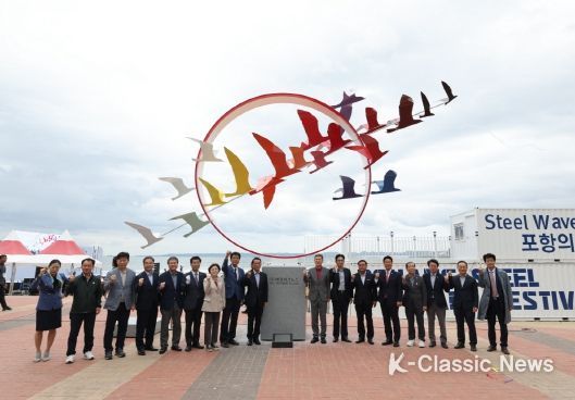 포항스틸아트페스티벌이 지난 7일부터 21일까지 15만 명이 관람하며 막을 내렸다. 사진은 7일 개막식 현장 작품 앞에서 기념촬영