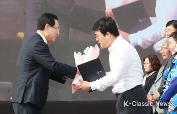 김영록 전라남도지사가 24일 오전 화순공설운동장에서 열린 제10회 전라남도 임업인 한마음대회에서 우수임업인에 대한 도지사 표창장 수여를 하고 있다.