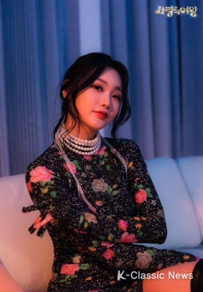 가수 홍지윤이 치명적인 여왕 포스를 발산한 이미지로 눈길을 끈다.