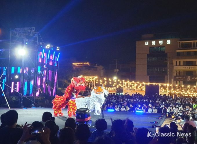 중국 사자춤(빨간색)과 우리나라 사자춤(힌색)의 콜라보 공연