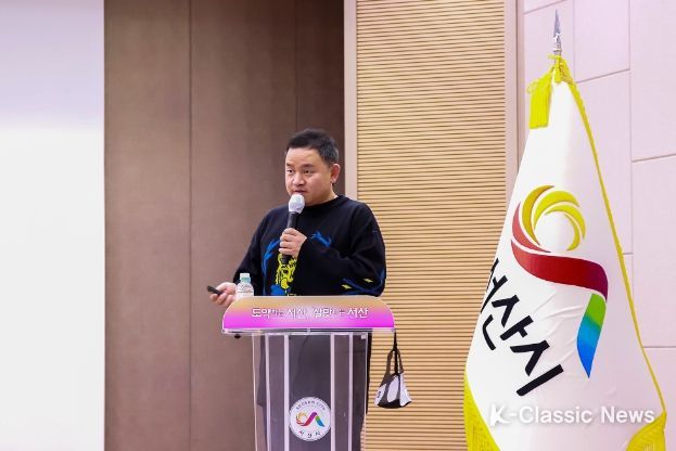 18일 서산시청 대회의실에서 열린 김호연 작가 초청 북콘서트 개최 모습(김호연 작가 강연)