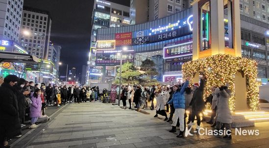 하남시립합창단이 29일 미사역 광장에서 연말 공연을 하고 있다. 하남시립합창단 제공