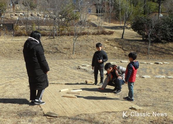 국립덕유산자연휴양림에서 민속놀이를 하는 모습입니다.
