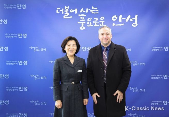 김보라 시장과 제프리 네이건 공보처장