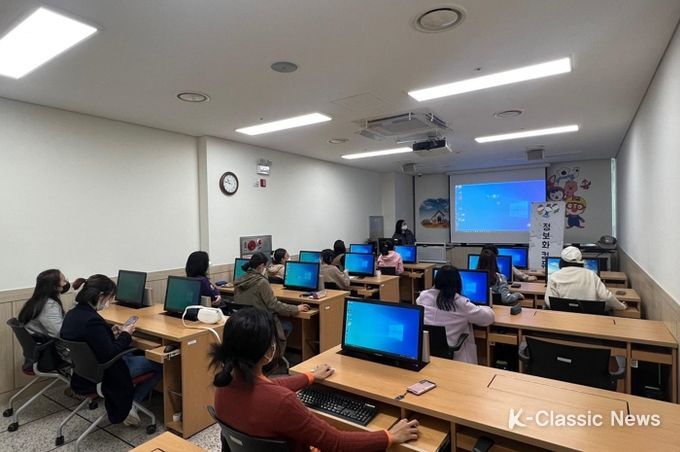 천안시다문화가족지원센터가 운영하는 다문화가족 취·창업지원 프로그램 컴퓨터자격증반 모습