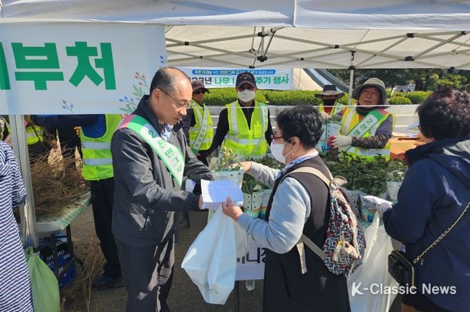 창원특례시, 2023년 나무 나누어주기 행사 성황리에 완료