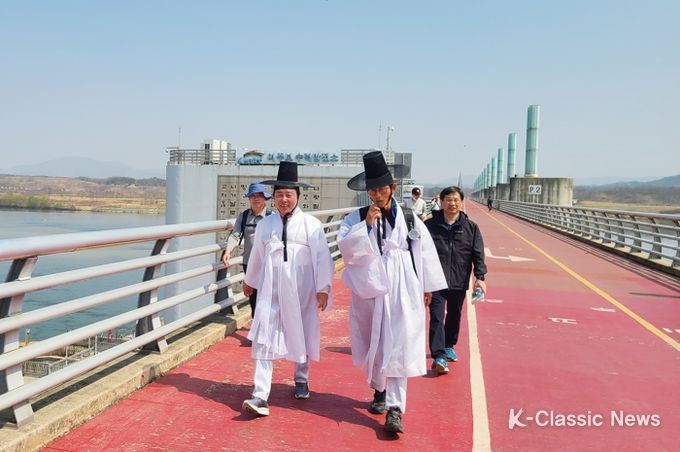 권기창 안동시장, 여주 배개나루 걸으며 퇴계 귀향길 재현 행렬 동참