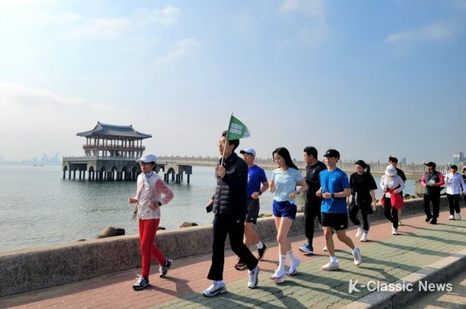러닝 팸투어 참가자들이 1일 영일대 해수욕장을 뛰며 관광하고 있다.