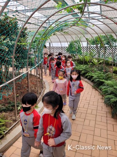 어린이집 원아들이 천안시농업기술센터의 ‘어린이 식물관찰 교실’에 참여해 다양한 식물을 관찰하고 있다.