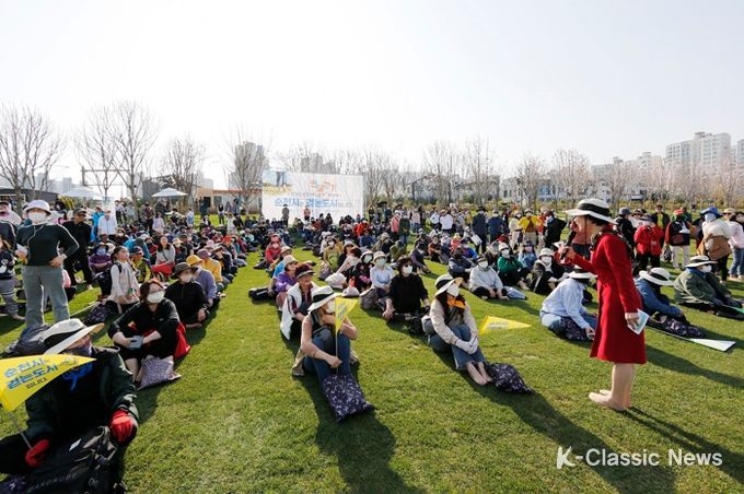 지난달 31일 2023정원박람회 개막에 맞춰 오천그린광장에서 800명이 어싱길을 맨발로 걷는 행사가 열렸다