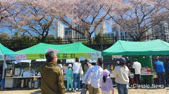 지난 2일 열린 순천시 용당뚝방길 벚꽃축제에 벚꽃비가 내리고 있다.