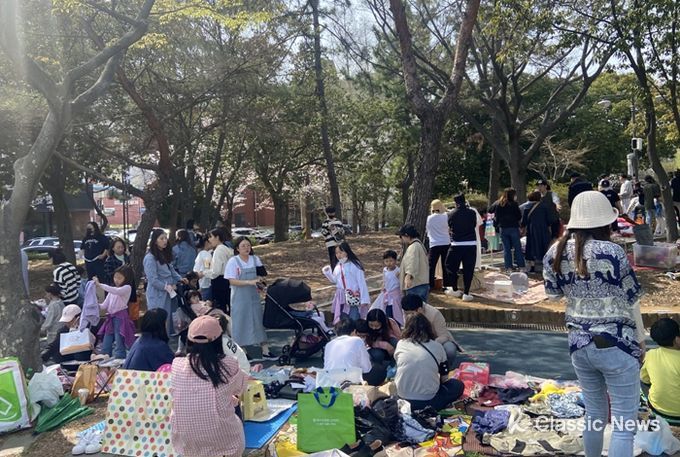 여수 나눔과 소통의 장 ‘벼룩시장’이 거북선공원 잔디광장에서 노인부터 아이까지 전 연령의 참여 속에서 성황리에 마무리됐다.