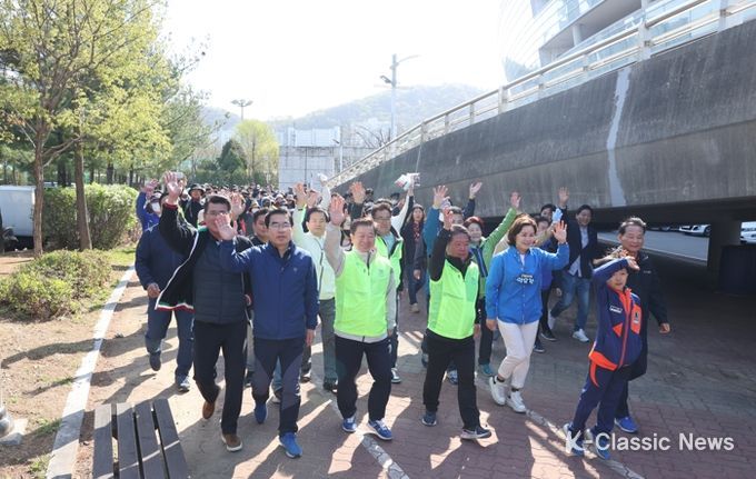 광명시는 지난 8일 오전 9시 광명스피돔 광장에서 ‘2023년 시민과 동행하는 건강 걷기대회’를 광명시민 800여 명이 참여한 가운데 성황리에 개최했다