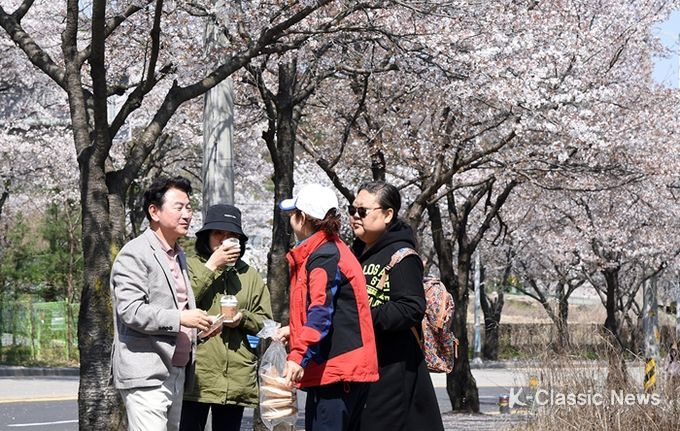 김동근 의정부시장, 입석마을 벚꽃길 걸으며 봄의 청취를 주민과 함께