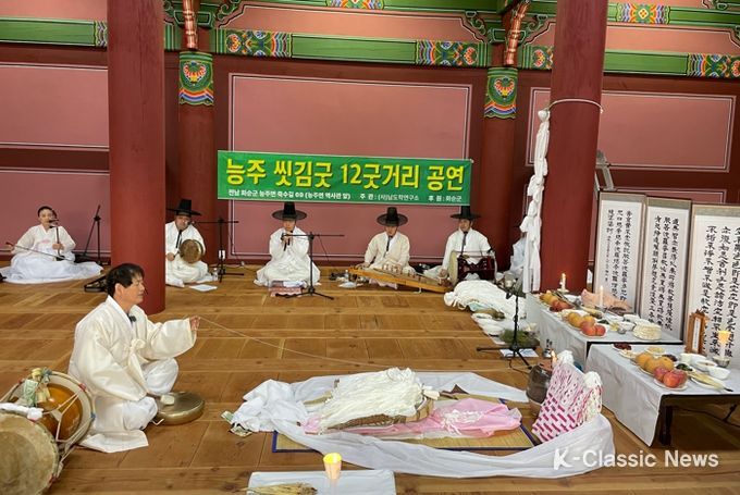 능주 씻김굿을 주도하고 있는 조웅석 선생의 공연 모습