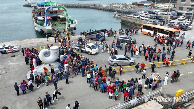 관광객들로 붐빈 청산도항 전경