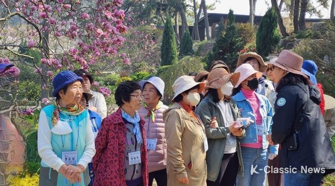 금산군 독거어르신 충남 태안군 천리포수목원 숲 체험 모습
