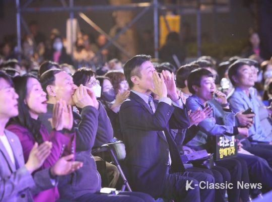 전성수 서초구청장(왼쪽 4번째)이 ‘봄밤의 클래식 축제’서 공연에 맞춰