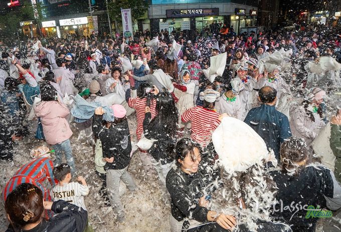 동대문페스티벌 '창작집단 움스'의 '컬러풀 파자마 뭅뭅 - 이제는 자야 할 시간' 프로그램을 즐기는 시민들