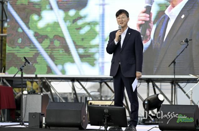 이민근 안산시장이 지난 25일 안산문화광장에서 개최된 ‘제1회 안산시동아리연합축제’에서 인사 발언을 하고 있다.