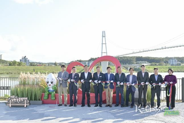 여주시, '여주쌀 사랑 포토존' 설치 기념 테이프 컷팅식 개최