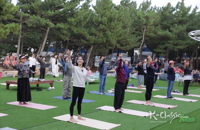 2024년도 영덕국제H웰니스페스타 현장에서 방문객들이 요가 체험을 하고 있다.