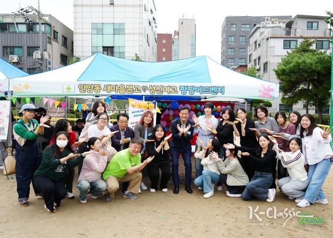 이승로 성북구청장이 18일 축제 행사장을 찾아 주민들과 함께 축제 개최를 축하하고 있다