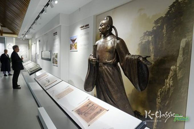 관람객들이 15일 최치원 기념관 내부를 둘러보고 있다. (사진/신화통신)