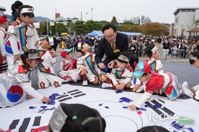 윤병태 시장이 태극기 만들기 체험을 하는 아이들과 함께하고 있다.