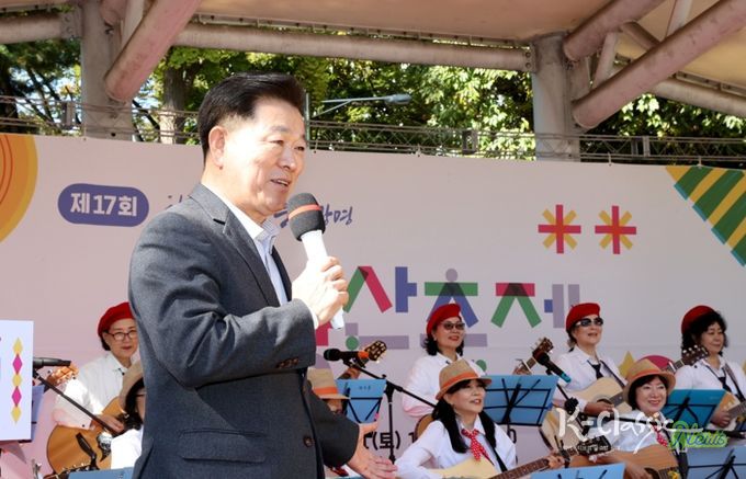 박승원 광명시장이 지난 1일 철망산근린공원 장미배드민턴장 일원에서 열린 ‘2025 제17회 철망산축제’에 참석해 인사말을 하고 있다.