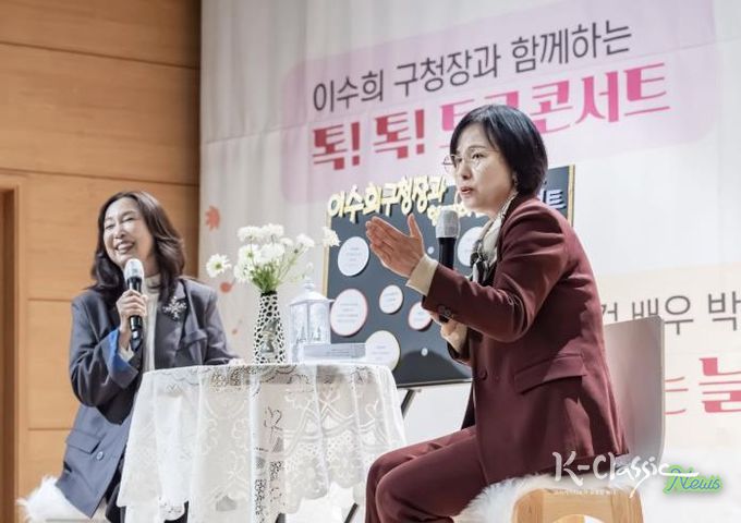 ‘보육교직원 힐링 토크 콘서트’ 현장에서 보육교직원의 질문에 답변하고 있는 이수희 강동구청장(오른쪽)