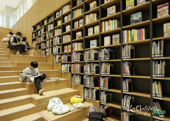 시민들이 화성동탄중앙도서관을 이용하고 있다