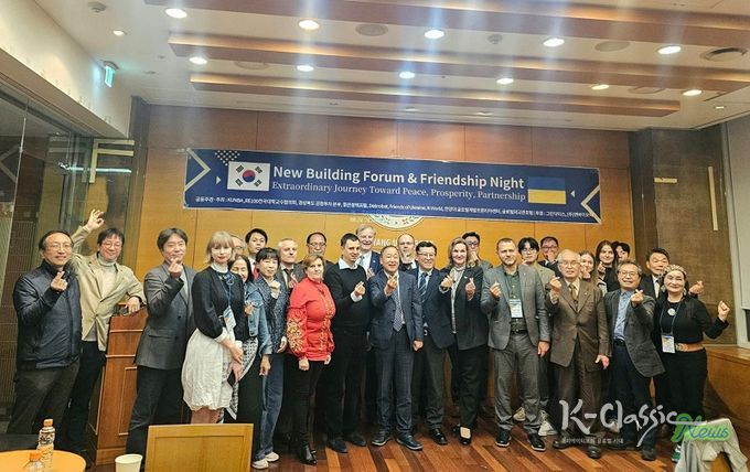 10월 28일 서울에서 열린 ‘한-우크라이나 뉴빌딩 포럼 및 우정의 밤’ 행사에서 한국과 우크라이나 관계자들이 함께 기념촬영을 하고 있다. 사진 맨 오른쪽이 글로벌외교관포럼의 제나 정 (Dr. Zena Chung) 이사장이다.