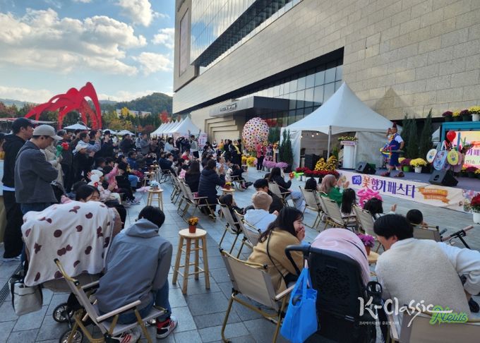 ‘고양 꽃향기 페스타’ 공연을 관람 중인 방문객들