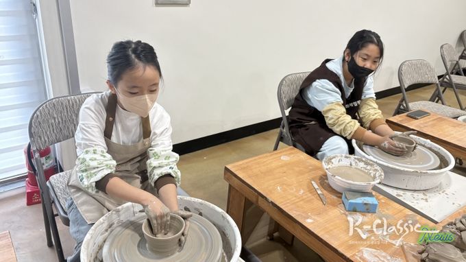 영덕도예문화체험장에서 방문객들이 원데이클래스에 참여해 나만의 도자기 그릇을 빚고 있다.