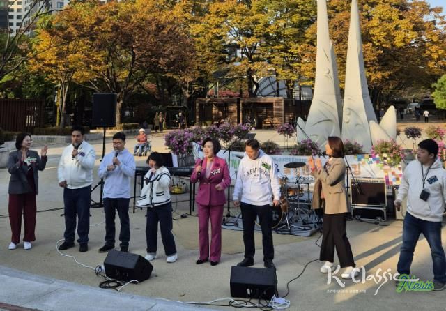 신계용 과천시장과 장애인들이 함께 노래하고 있다