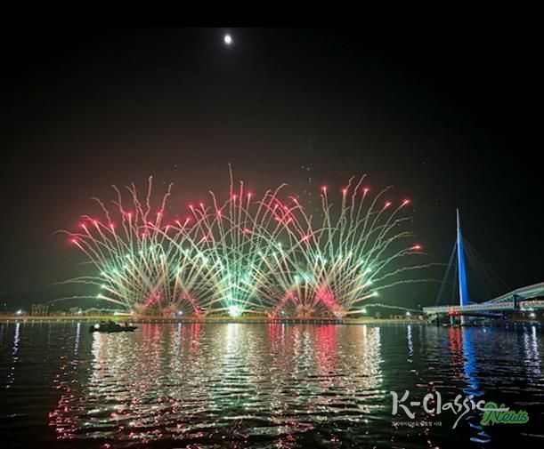 창원시, 제25회 마산가고파국화축제, 불꽃쇼로 가을밤 수 놓았다
