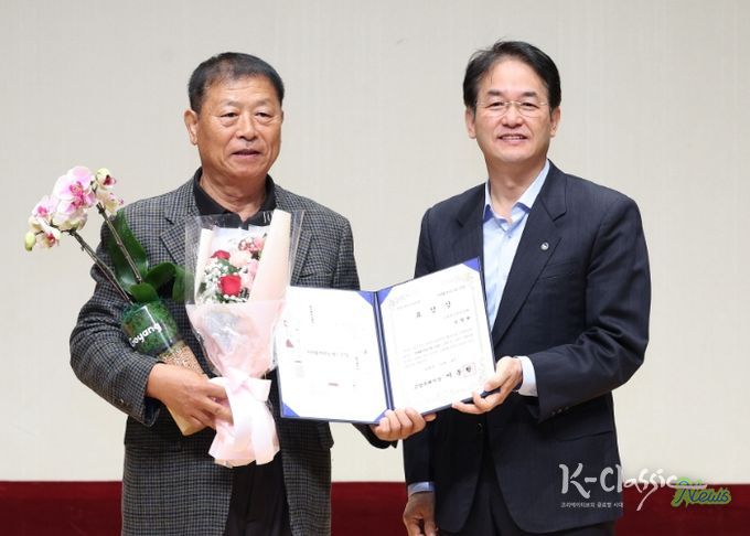 고양시 문화예술진흥 유공자 표창 기념촬영_이동환 고양시장(오른쪽), 고양들소리보존회 안명회님(왼쪽)