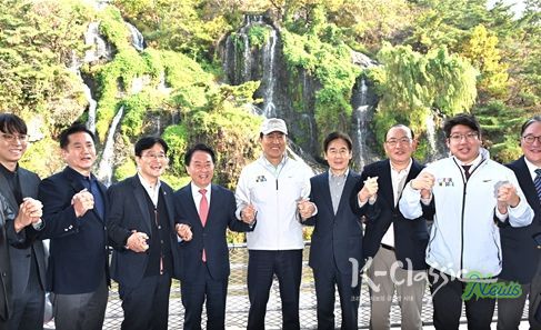 오세훈 서울시장이 6일(목) 서대문구 홍제동 일대에서 열린 '홍제폭포 북합문화센터 개관식'에서 참석자들과 기념사진을 촬영하고 있다.