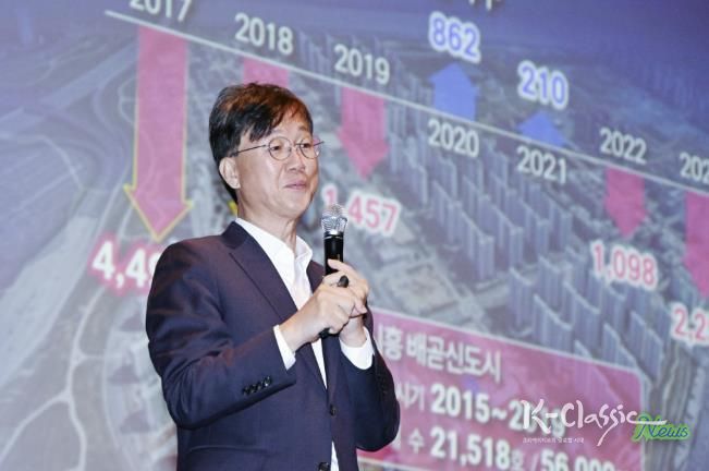 이민근 안산시장이 안산문화예술의전당 해돋이극장에서 열린 ‘2025년 안산시 통장연수’에서 ‘통장들과 함께 만들어 갈 안산시의 미래’를 주제로 강연을 하고 있다.