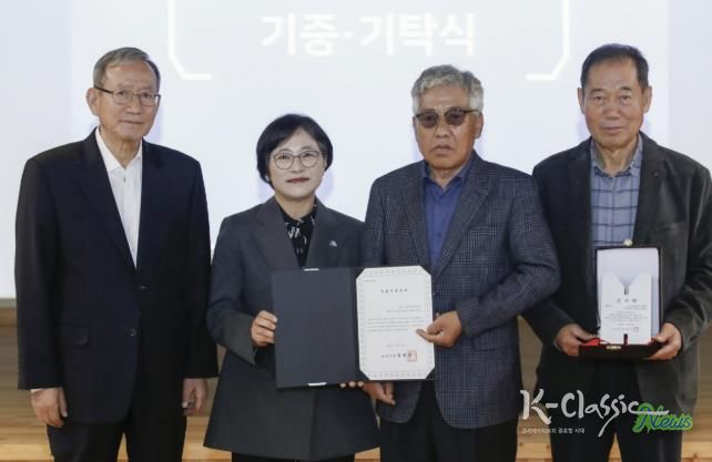 6일 열린 화성시역사박물관 제10회 기증 기탁의 날 기념행사에서 유물 기증자들이 기념촬영을 하고 있다