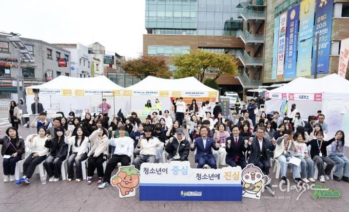 이승로 성북구청장(앞줄 오른쪽 일곱 번째)과 관계자 및 참여자들이 기념촬영을 하고 있다