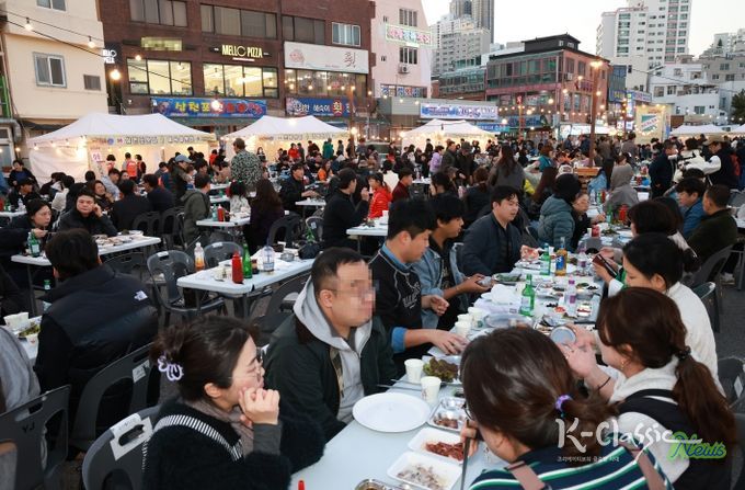 울산 동구 방어진회축제추진위원회(위원장 박문옥)는 15일 방어진활어센터 주차장에서 방어진 회 축제를 개최하고 김종훈 동구청장 및 내빈과 지역 주민들이 참석해 방어 해체쇼 및 활어회 장터 등을 운영했다.