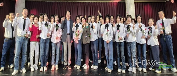 수원시 영통구 광교2동 라온시니어 합창단, 주민 환호 속에 정기연주회 성료