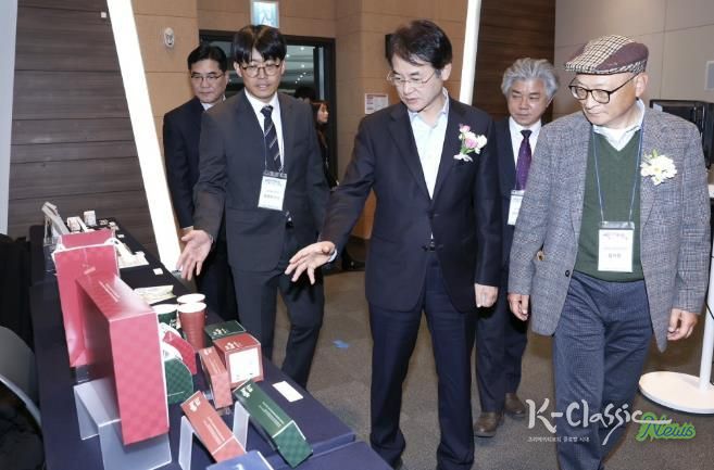 이동환 고양특례시장이‘2025 인쇄기술경진대회’수상 작품을 살펴보고 있다.