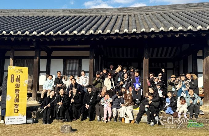 공연자와 단체사진