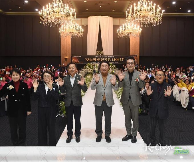 김동근 시장이 12월 11일 신곡노인종합복지관(관장 최윤형)의 송년발표회 ‘신곡 흥선 페스타’에서 참석자들과 기념사진을 찍고 있다.