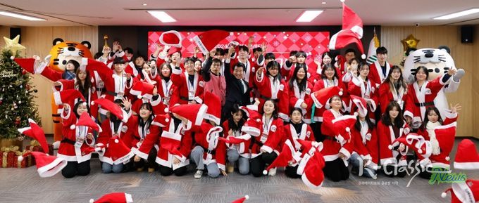 2024. 12 출정식 후 산타모자를 던지는 참가자들과 서강석 구청장, 인사말하는 서 구청장