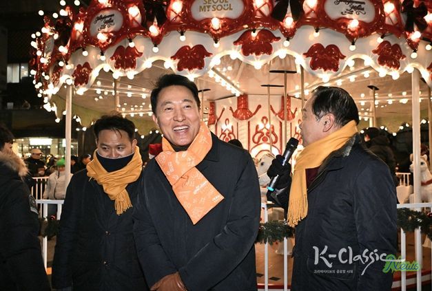 오세훈 서울시장이 12일(금) 서울윈터페스타 개막식 참석 후 광화문광장의 '크리스마스 마켓'을 둘러보고 있다.