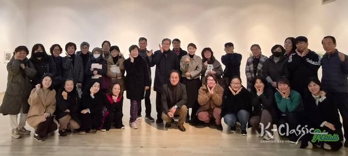 강진아트홀에서 열린 강진군 도서관 수채화 아카데미 개막식 참석자들이 한 자리에 모였다.